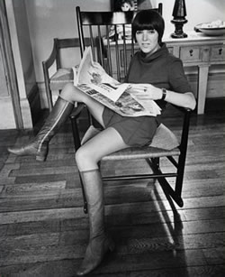 en http://www.srtajara.com/2012/07/11/la-minifalda-una-prenda-que-revolucionaria-el-mundo-de-la-moda-y-que-ahora-celebra-su-50-aniversario/ 1962, Mary Quant